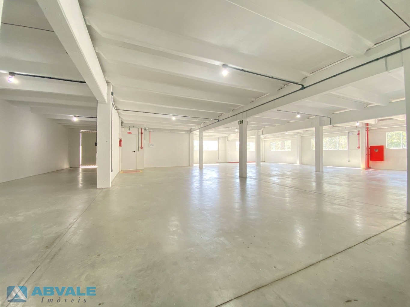 Galpão industrial/comercial de 307m, estacionamento amplo, bicicletário e espaço para guarita. Ideal para negócios diversos. — foto 3