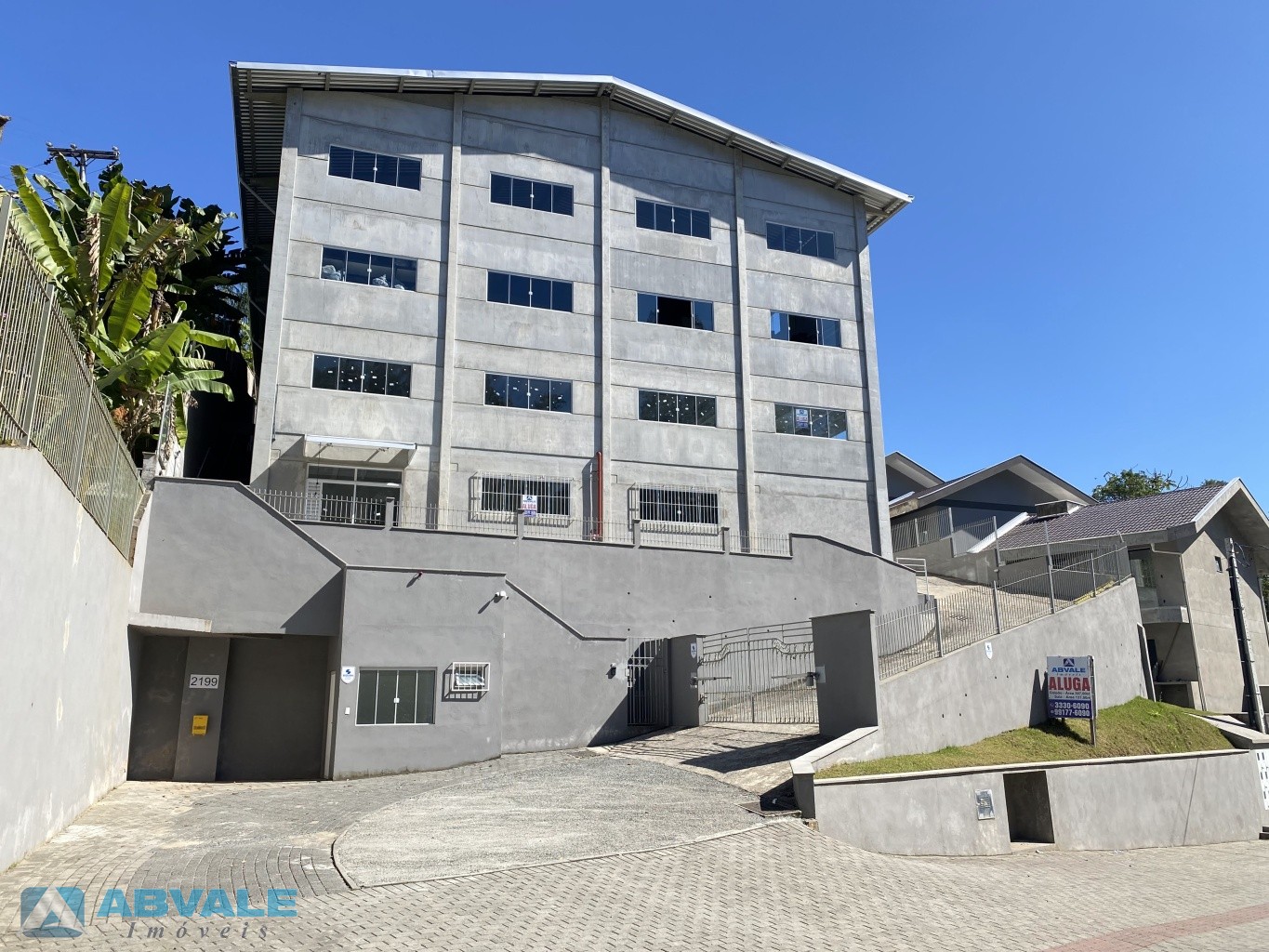 Galpão industrial/comercial de 307m, estacionamento amplo, bicicletário e espaço para guarita. Ideal para negócios diversos. - foto 1