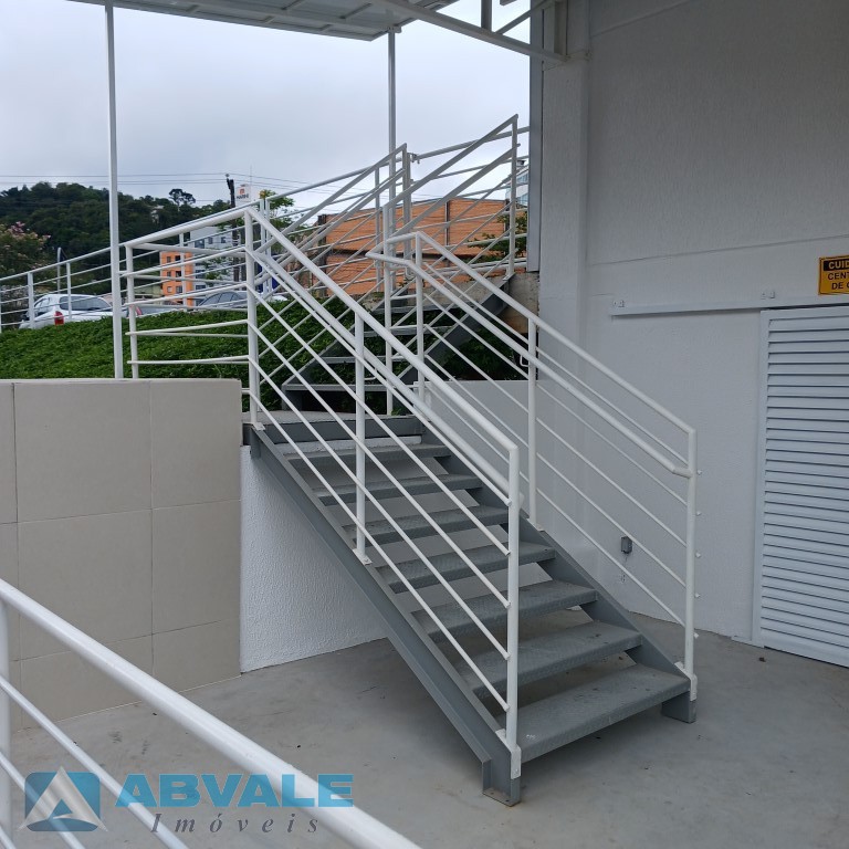 SALA TERRÉA - PAVIMENTO SUB SOLO no BAIRRO GARCIA, com 2 Banheiros. Localização estratégica próximo à Cooper, Farmácia Panvel e Colégio Santos Dumont. Agende sua visita — foto 2