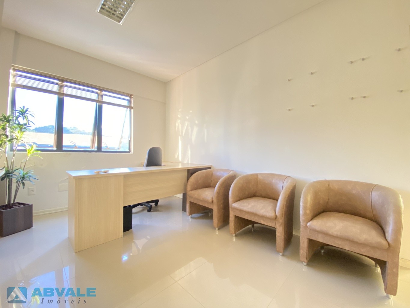 Sala comercial mobiliada e com garagem privativa para alugar no Centro de Blumenau, no Condomínio Centro Empresarial Classic — foto 5