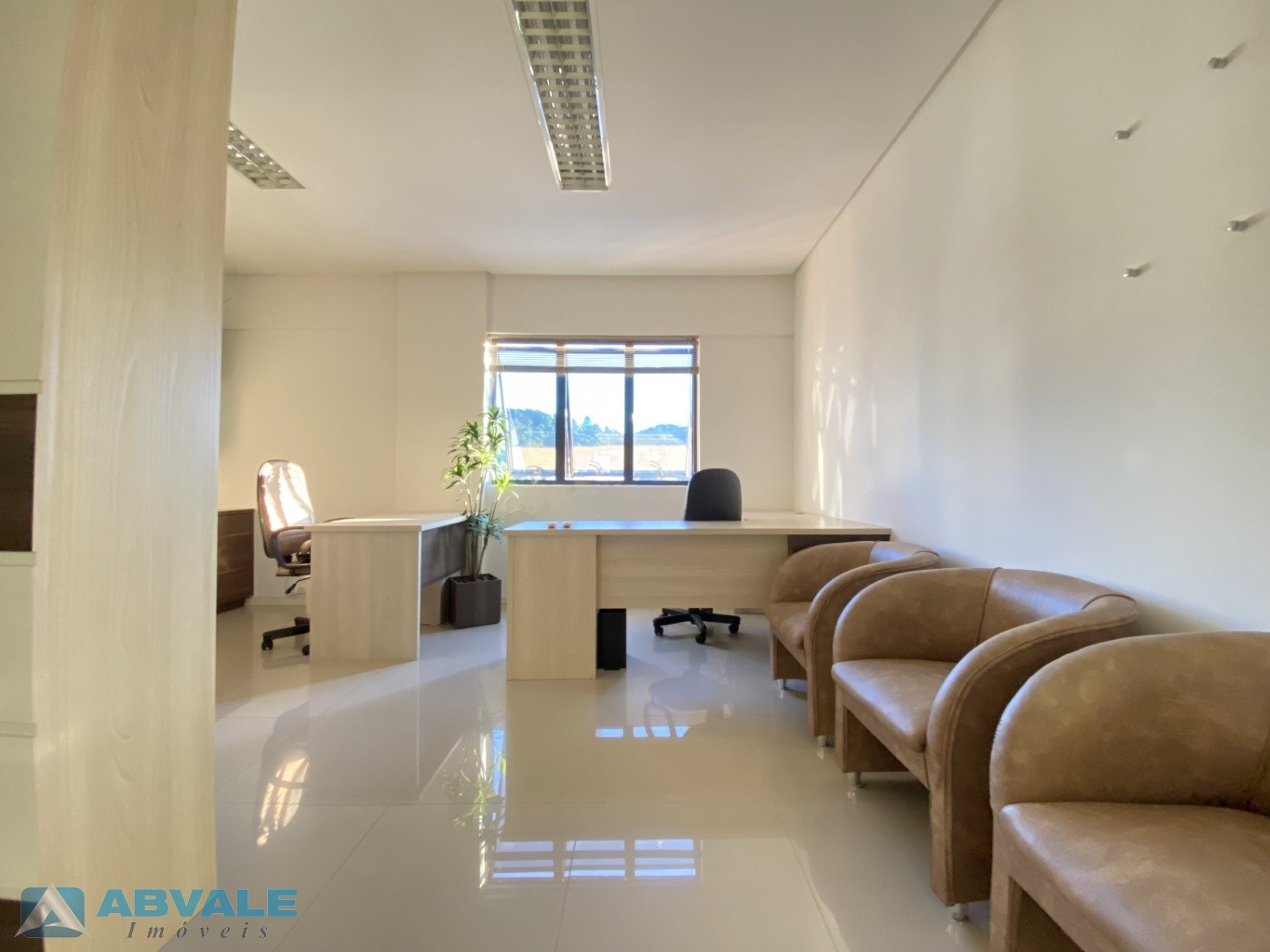 Sala comercial mobiliada e com garagem privativa para alugar no Centro de Blumenau, no Condomínio Centro Empresarial Classic — foto 6