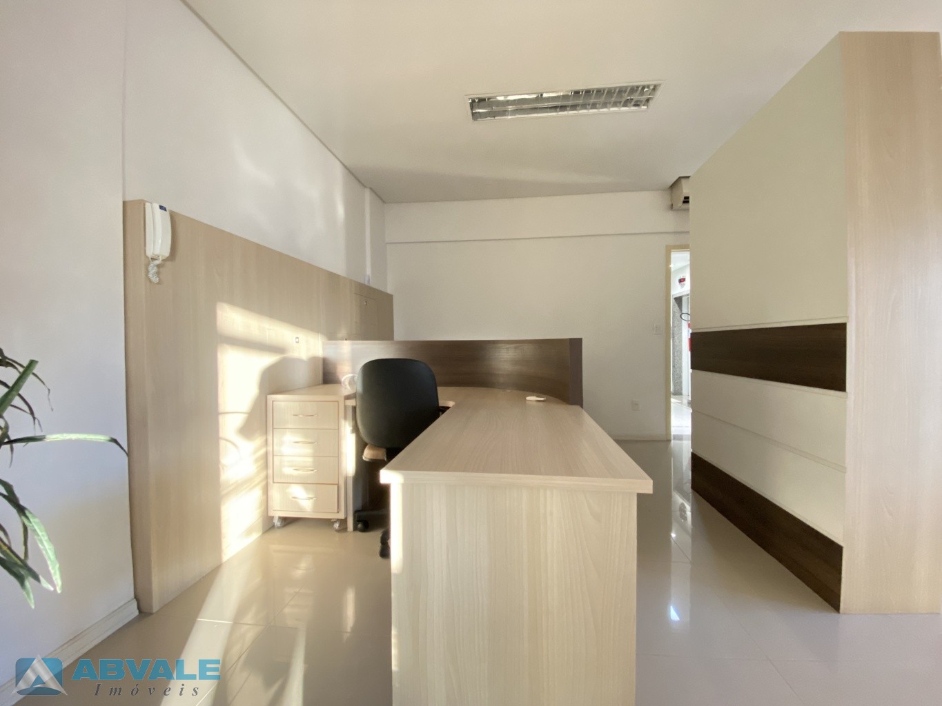Sala comercial mobiliada e com garagem privativa para alugar no Centro de Blumenau, no Condomínio Centro Empresarial Classic — foto 3