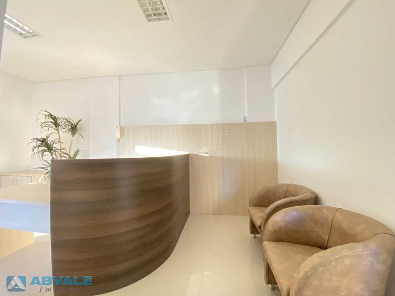 Sala comercial mobiliada e com garagem privativa para alugar no Centro de Blumenau, no Condomínio Centro Empresarial Classic — foto 2