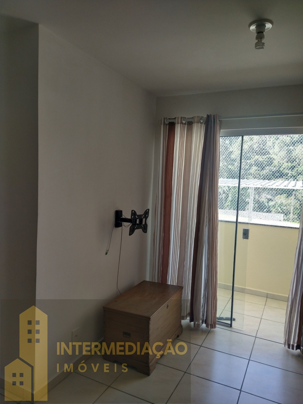 Apartamento com 02 quartos, sacada c/churrasqueira, bwc, cozinha, sala, área de serviço, mobiliado — foto 7