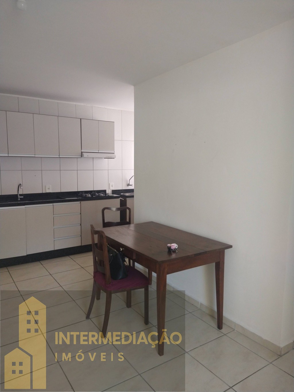 Apartamento com 02 quartos, sacada c/churrasqueira, bwc, cozinha, sala, área de serviço, mobiliado — foto 4