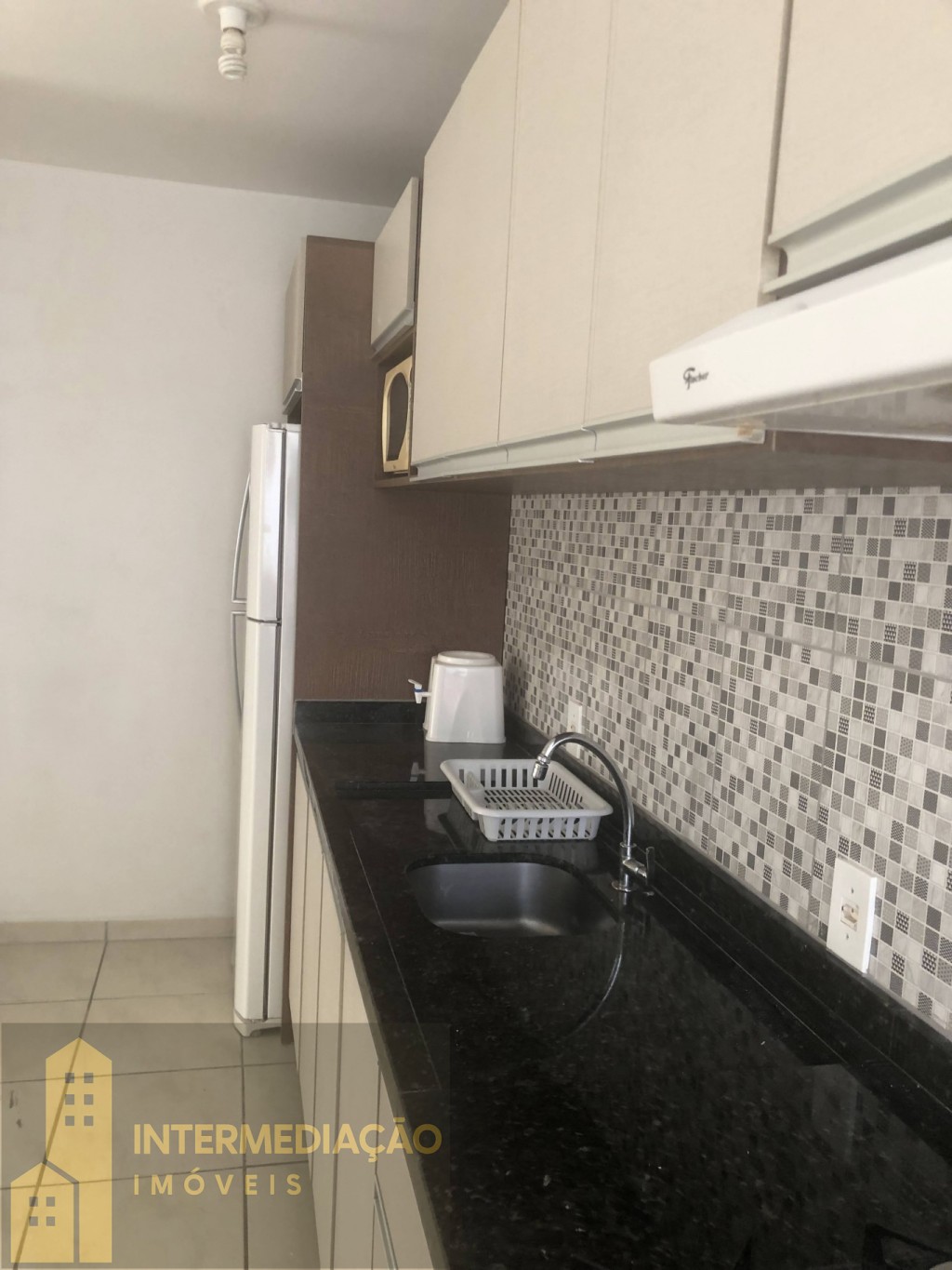 Apartamento com 02 quartos, sacada c/churrasqueira, bwc, cozinha, sala, área de serviço, mobiliado - foto 1