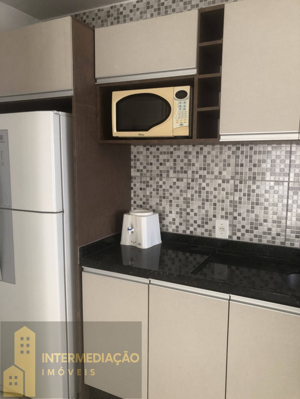 Apartamento com 02 quartos, sacada c/churrasqueira, bwc, cozinha, sala, área de serviço, mobiliado — foto 2