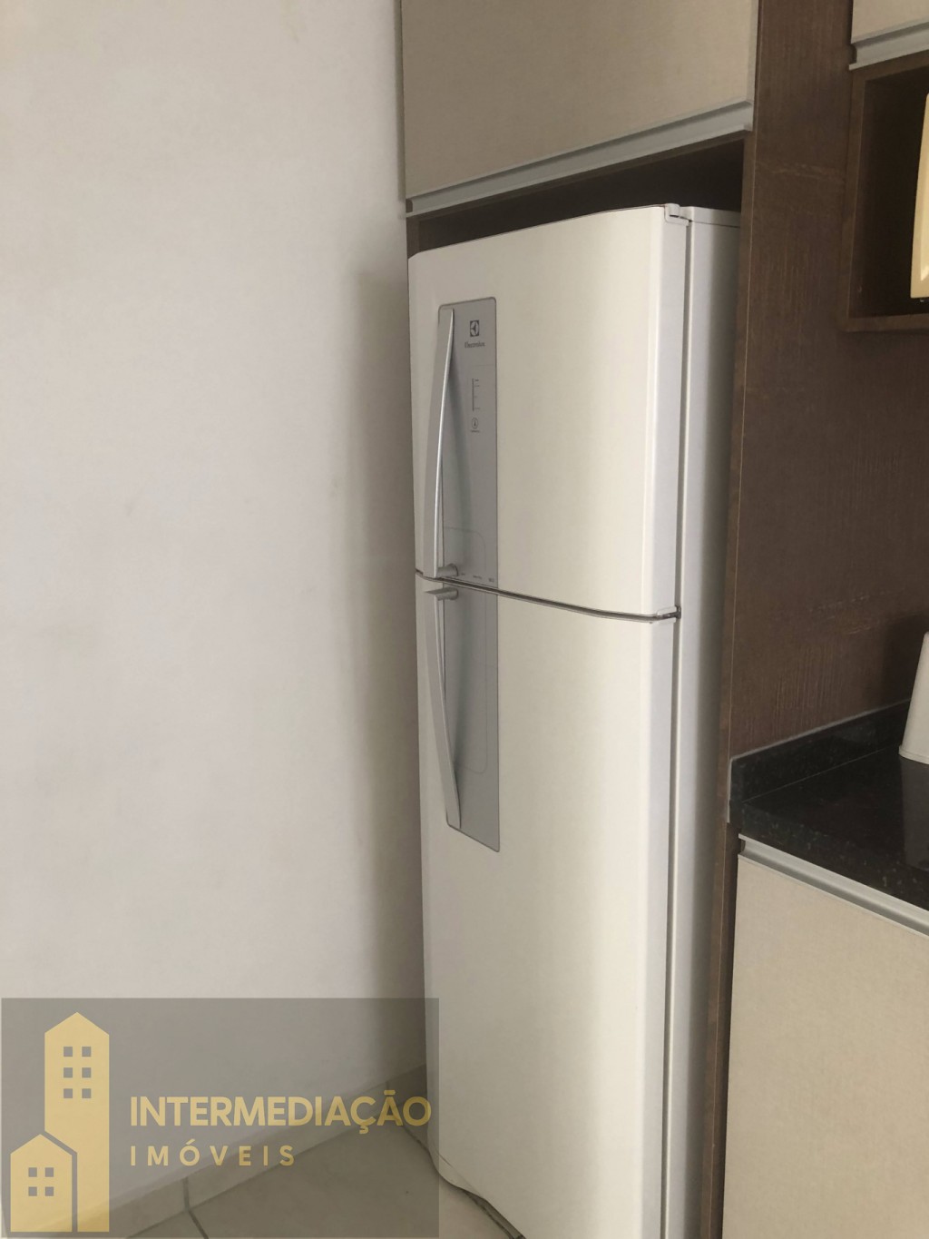 Apartamento com 02 quartos, sacada c/churrasqueira, bwc, cozinha, sala, área de serviço, mobiliado — foto 3