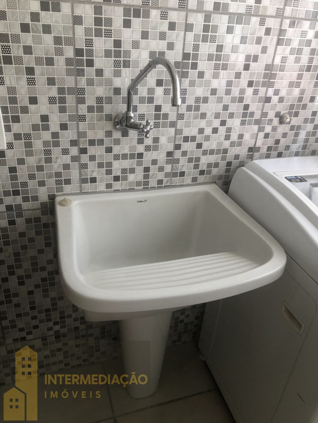 Apartamento com 02 quartos, sacada c/churrasqueira, bwc, cozinha, sala, área de serviço, mobiliado — foto 5