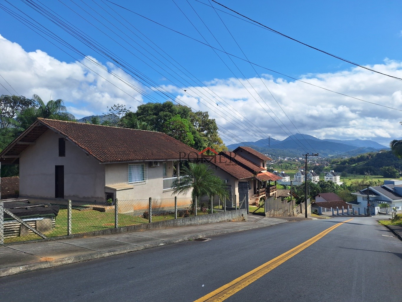 Casa em localização Espetacular, linda vista da cidade, com 3 dormitórios, Bairro Centro, na cidade de Pomerode, com 176,00 m construídos, em amplo terreno de 735,90m - foto 1
